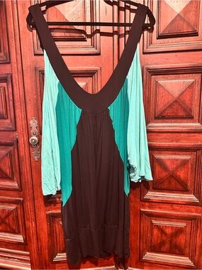 5X 30/32 SWAK Cold Shoulder Deep V Neck Flowy Banded Bottom Black Green Teal Top